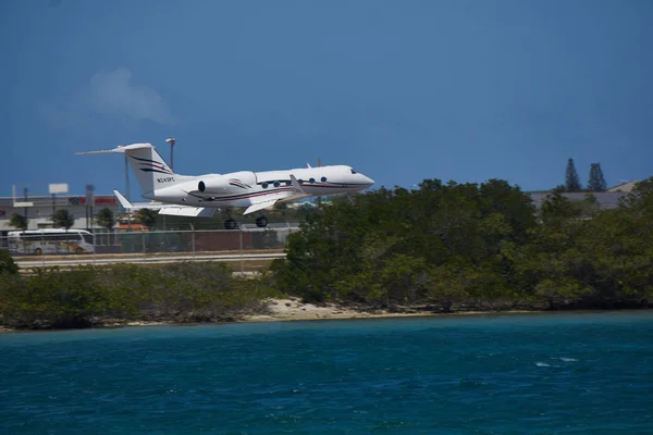 Gulfstream Jet Aterrizaje Aeropuerto Aurba — Foto de Stock