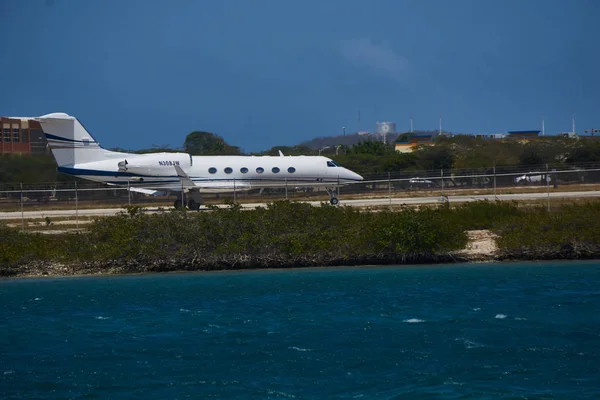 Close Aircraft Landing Aruba Airport Water — Stock Photo, Image