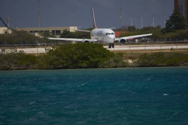 Alçaktan uçan uçak Aruba 'ya indi.