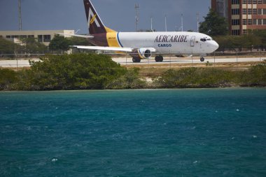 Alçaktan uçan uçak Aruba 'ya indi.