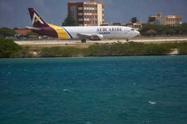 Alçaktan uçan uçak Aruba 'ya indi.