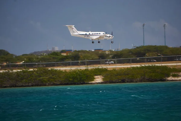 Primer Plano Los Aviones Que Aterrizan Aeropuerto Aruba Través Del — Foto de Stock