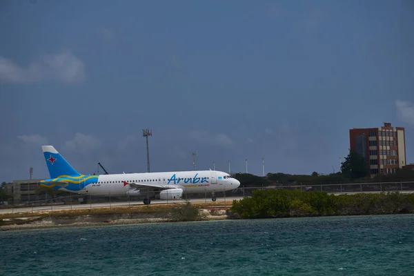 Primer Plano Los Aviones Que Aterrizan Aeropuerto Aruba Través Del — Foto de Stock