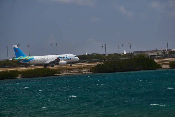 Primer Plano Los Aviones Que Aterrizan Aeropuerto Aruba Través Del — Foto de Stock