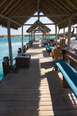  Aruba Rönesans Adası'nda tekne rıhtım üzerinde Sazdan çatılar öğleden sonra güneşinden rahatlama sağlar