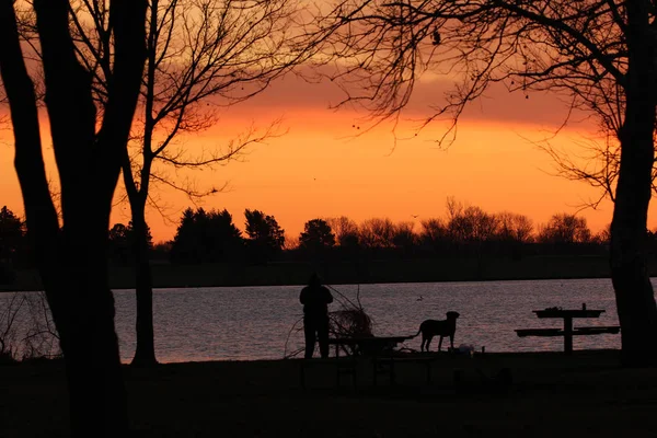 Dame Und Hund Angeln Bei Sonnenaufgang See — Stockfoto