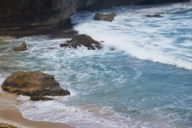 Aruba, Venezuela kıyılarına sadece 24 km uzaklıktadır. Açık bir günde Venezüella anakarası güney-doğu kıyılarından görülebilir..