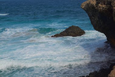 Aruba, Venezuela kıyılarına sadece 24 km uzaklıktadır. Açık bir günde Venezüella anakarası güney-doğu kıyılarından görülebilir..