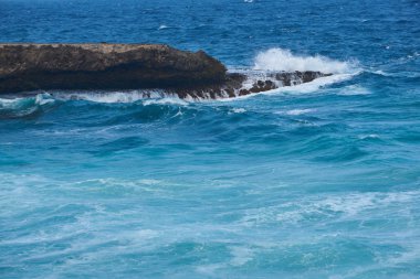 Aruba, Venezuela kıyılarına sadece 24 km uzaklıktadır. Açık bir günde Venezüella anakarası güney-doğu kıyılarından görülebilir..