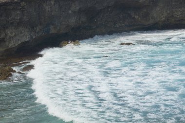 Aruba, Venezuela kıyılarına sadece 24 km uzaklıktadır. Açık bir günde Venezüella anakarası güney-doğu kıyılarından görülebilir..