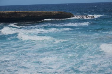 Aruba, Venezuela kıyılarına sadece 24 km uzaklıktadır. Açık bir günde Venezüella anakarası güney-doğu kıyılarından görülebilir..