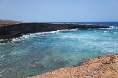 Aruba, Venezuela kıyılarına sadece 24 km uzaklıktadır. Açık bir günde Venezüella anakarası güney-doğu kıyılarından görülebilir..