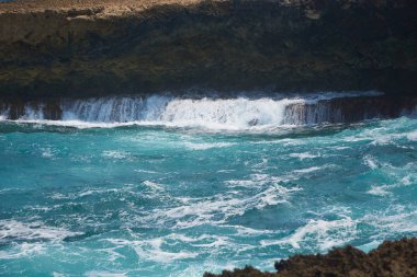 Aruba, Venezuela kıyılarına sadece 24 km uzaklıktadır. Açık bir günde Venezüella anakarası güney-doğu kıyılarından görülebilir..