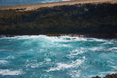 Aruba, Venezuela kıyılarına sadece 24 km uzaklıktadır. Açık bir günde Venezüella anakarası güney-doğu kıyılarından görülebilir..