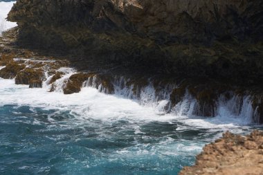 Aruba, Venezuela kıyılarına sadece 24 km uzaklıktadır. Açık bir günde Venezüella anakarası güney-doğu kıyılarından görülebilir..