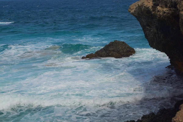 Aruba, Venezuela kıyılarına sadece 24 km uzaklıktadır. Açık bir günde Venezüella anakarası güney-doğu kıyılarından görülebilir..