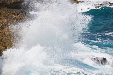 Aruba, Venezuela kıyılarına sadece 24 km uzaklıktadır. Açık bir günde Venezüella anakarası güney-doğu kıyılarından görülebilir..