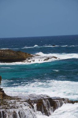 Aruba, Venezuela kıyılarına sadece 24 km uzaklıktadır. Açık bir günde Venezüella anakarası güney-doğu kıyılarından görülebilir..