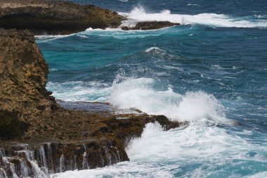 Aruba, Venezuela kıyılarına sadece 24 km uzaklıktadır. Açık bir günde Venezüella anakarası güney-doğu kıyılarından görülebilir..
