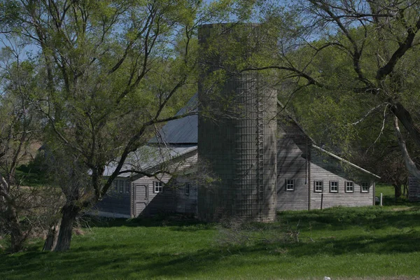 Kırsal Çiftlik Ahır Silo Uzak Nebraska Erken Ilkbaharda — Stok fotoğraf