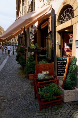 Prag sokaklarında çiçekçi dükkanı