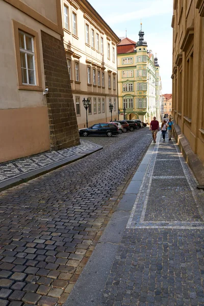 プラハのカラフルな背の高い古い建物 狭い石畳の通り — ストック写真