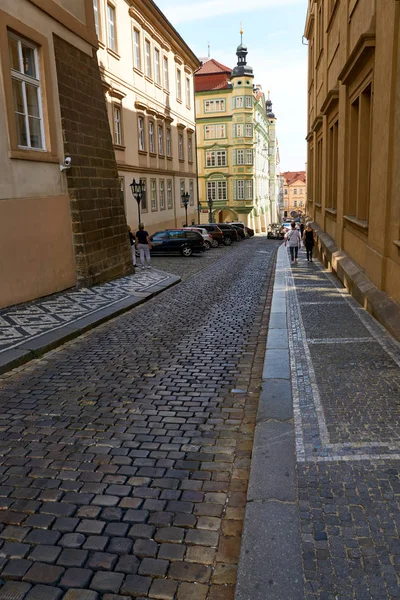 Edifícios Antigos Altos Coloridos Praga Com Ruas Estreitas Paralelepípedos — Fotografia de Stock