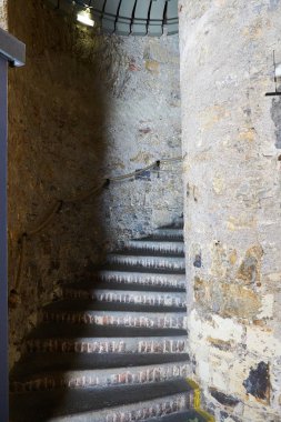 Eski Şehir Prag'da Toz Kulesi'nin tepesine çıkan taş basamaklar                               