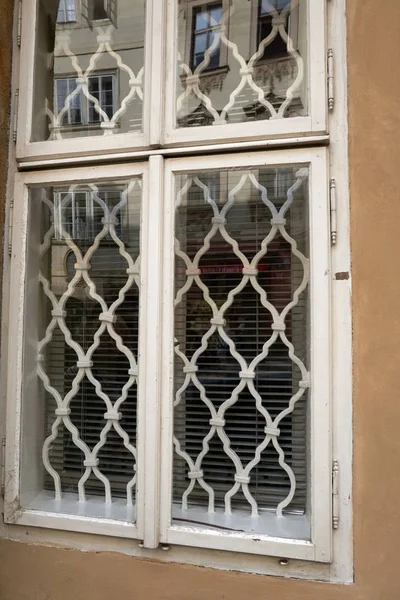 Bir Avrupa binasındaki tarihi pencereler