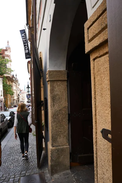 Vrouwelijke Toerist Wandelend Trottoirs Van Kleurrijke Historische Gebouwen Oostenrijk — Stockfoto