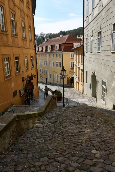 Prudká Dlážděná Ulice Vinoucí Mezi Barevnými Rakouskými Budovami — Stock fotografie