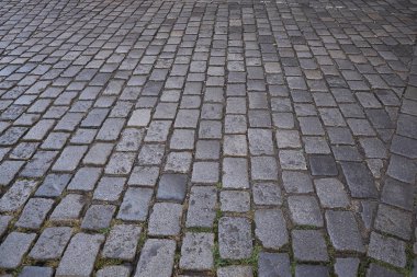 Prag'daki Cobble Stone Caddesi, gördüğü günlük trafiğe dayanacak şekilde taş ustaları tarafından kuruldu.                               