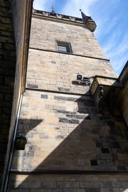 Prag'daki Toz Kulesi'nin üst duvarlarının görünümü                               