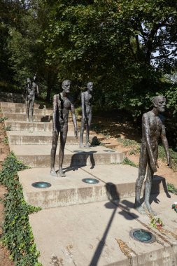 Prag Avrupa'da birçok ülkede olduğu gibi harika bir ulaşım sistemine sahiptir de etrafında insan taşımak zorunda.                                   