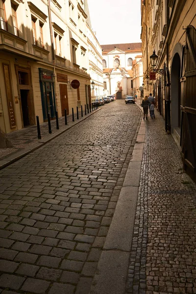 Couple Walking Narrow Cobble Stone Street Sidewalks Town Prague — Stock Photo, Image