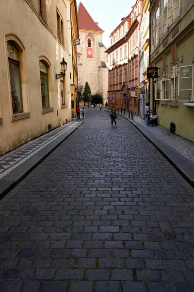 Člověk Cestě Práce Přes Dlážděný Kamenný Ulici Praze — Stock fotografie