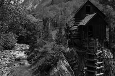 Kristal Değirmen, ya da Old Mill bir 1892 ahşap güç merkezi Crystal Nehri üzerinde bir çıkıntı üzerinde bulunan, Colorado, ben kayalık iz bazı çok büyük kayalar olduğu gibi bir 4x4 Atv kiralamak öneririz                        