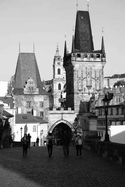 Prag Daki Charles Köprüsü Nden Çekilen Siyah Beyaz Fotoğraf — Stok fotoğraf