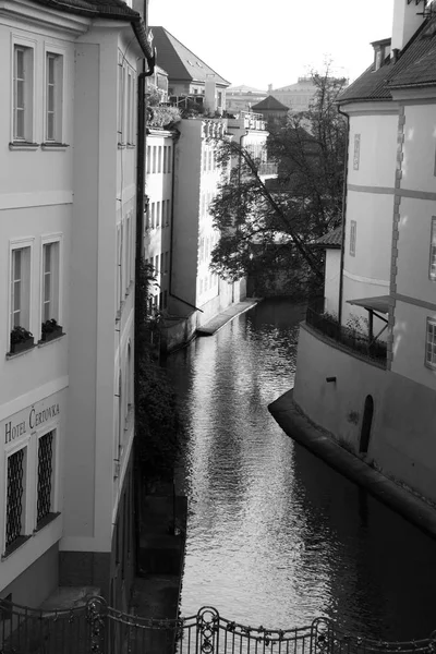 Czarno Białe Zdjęcie Rzeki Przepływającej Przez Pragę — Zdjęcie stockowe
