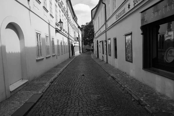 Narrow European Streets Makes One Wonder How Delivery Made Local — Stock Photo, Image