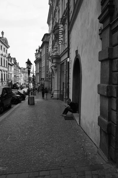 Turista Olhando Para Seu Telefone Para Obter Informações Centro Praga — Fotografia de Stock