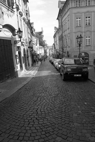 Veículos Estacionados Uma Estreita Rua Paralelepípedos Praga — Fotografia de Stock