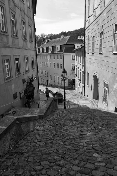 Rua Paralelepípedos Íngremes Entre Edifícios Históricos Cidade Velha Praga — Fotografia de Stock