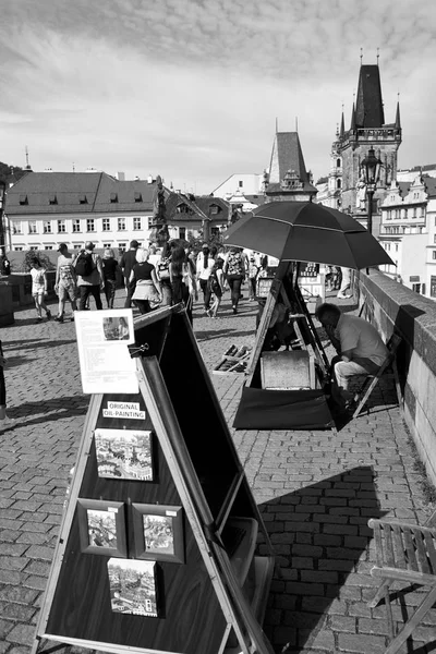 Svart Och Vitt Foto Konstnär Som Inrättats Karlsbron Prag Som — Stockfoto