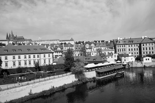 Czarno Białe Zdjęcie Panoramy Pragi Mostu Karola — Zdjęcie stockowe