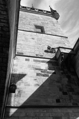  Prag'daki uzun Powder Tower'ın siyah beyaz görüntüsü                       