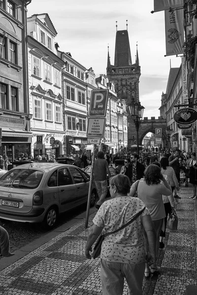 Chodnikach Pragi Wsparte Turysty — Zdjęcie stockowe