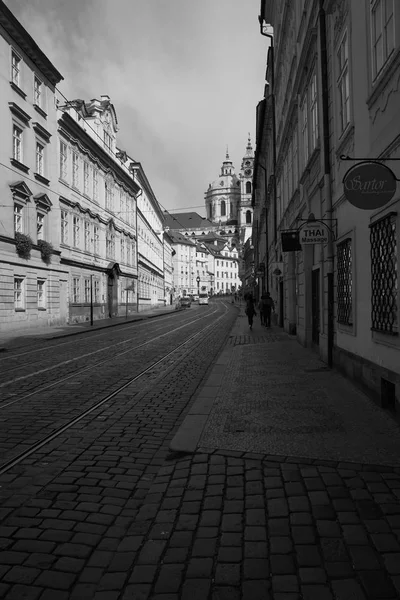 Touristin Läuft Auf Kopfsteinpflaster Gehweg Der Prager Altstadt — Stockfoto