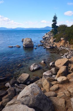 Tahoe Gölü 'ndeki Sand Harbor State Parkı' nda kıyı şeridi boyunca manzaralı bir yer.