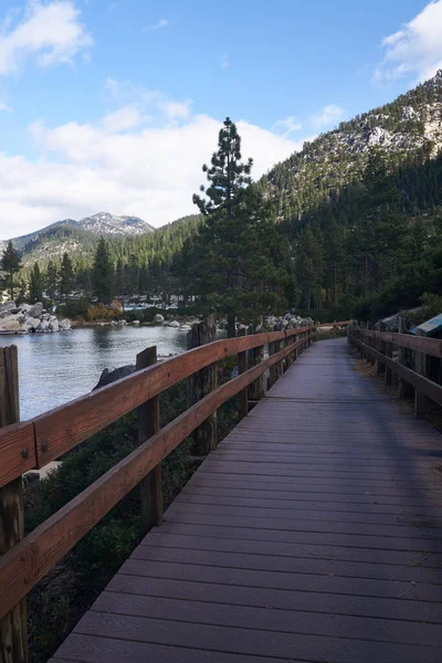 Long Board Promenad Längs Seniorsjön Tahoe Sand Harbor State Park — Stockfoto